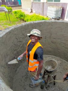 metselaar in de Calabash brengt een nieuwe laag aan.