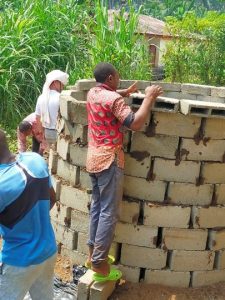 Met bakstenen wordt de mal voor de buitenwand opgebouwd.