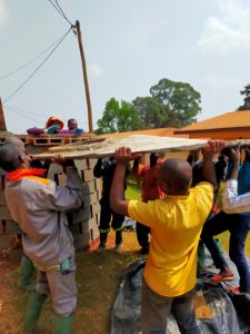 Met veel mankracht wordt het deksel opgetild