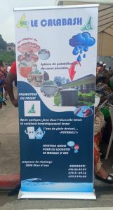 Op de banner uitleg over het systeem, beelden van fasen van de bouw en contacten