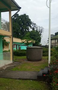 Calabash met pvc-buizen en kleppen naar het dak