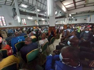 Interieur van de volle kerk