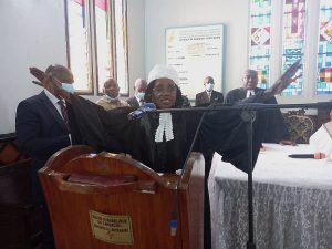 De voorganger spreekt de zegen uit